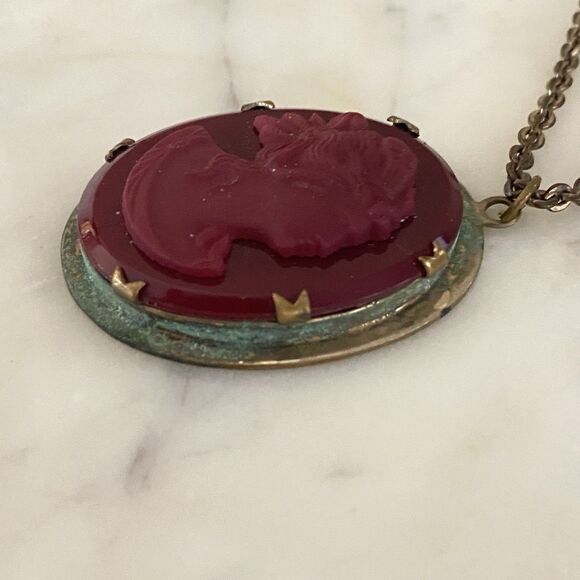 Vintage Red Molded Glass Cameo Golden Frame Patina Necklace Pendant - Picture 6 of 8